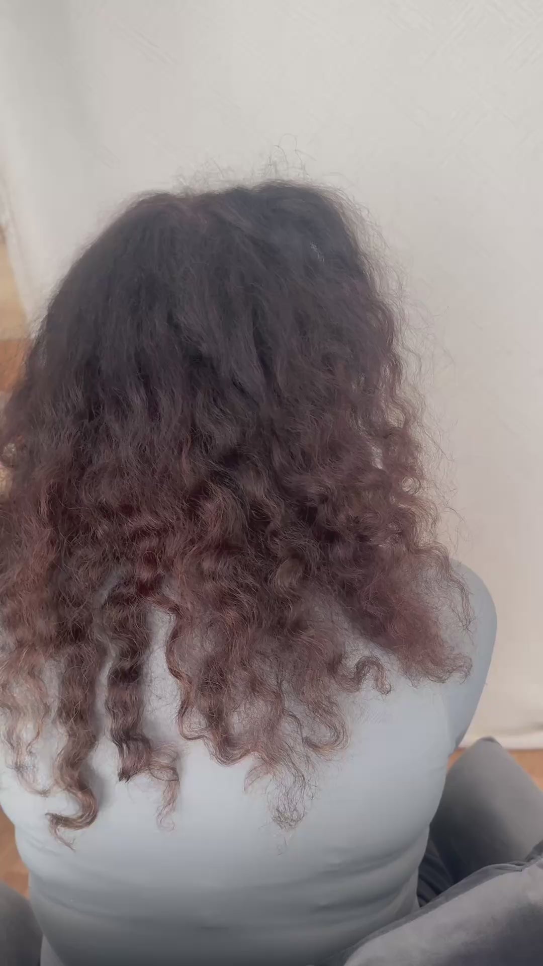 Charger la vidéo : Vidéo du lisseur à strass en action avec un avant/après sur cheveux frisés